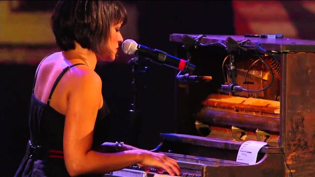 Does Norah Jones Play Piano
