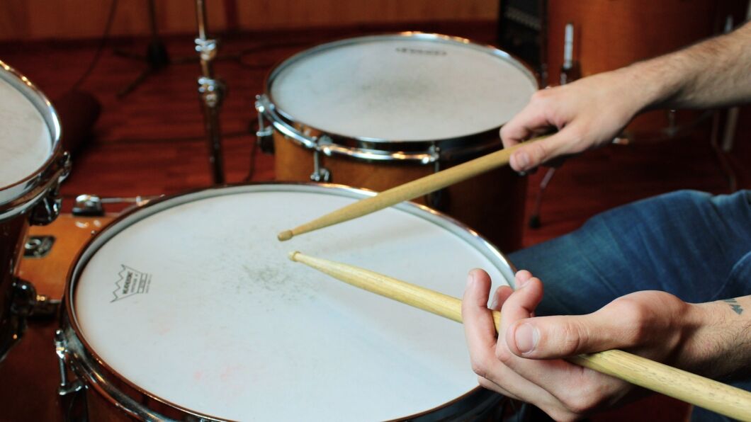 How to Hold Drum Sticks for Beginners  