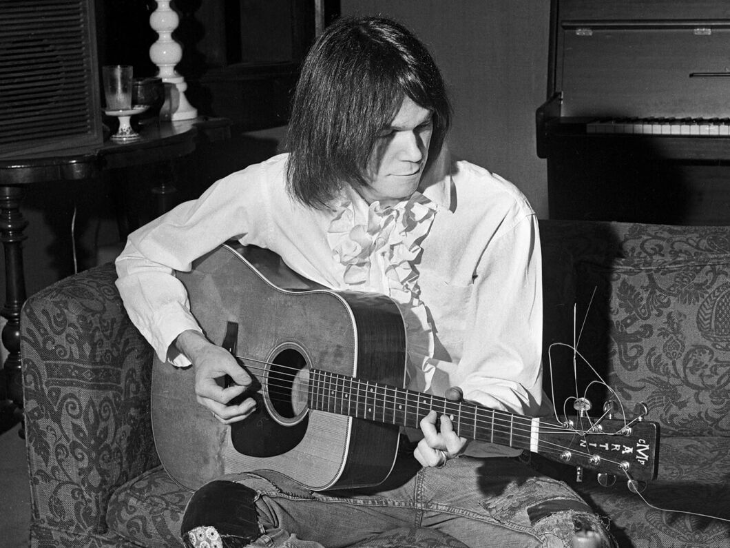 What Acoustic Guitar Strings Does Neil Young Use