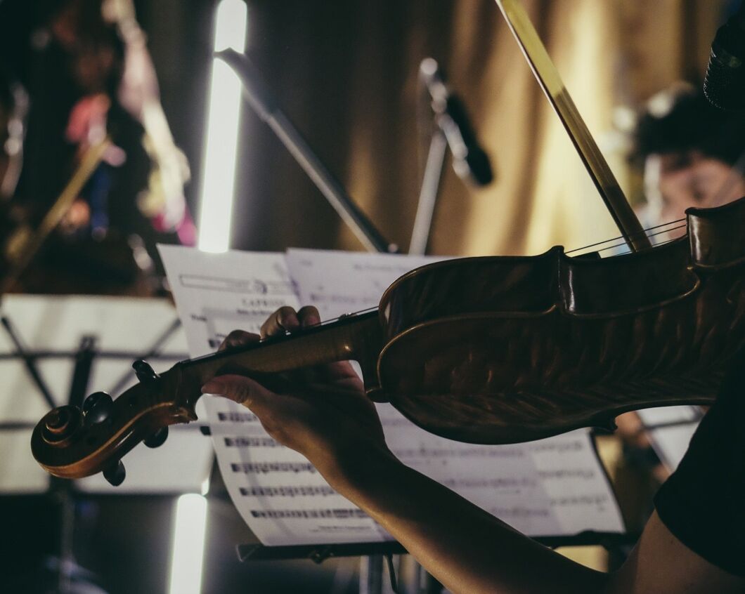 How to Spot a Fake Violin Player