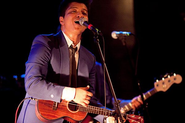 Does Bruno Mars Play Ukulele