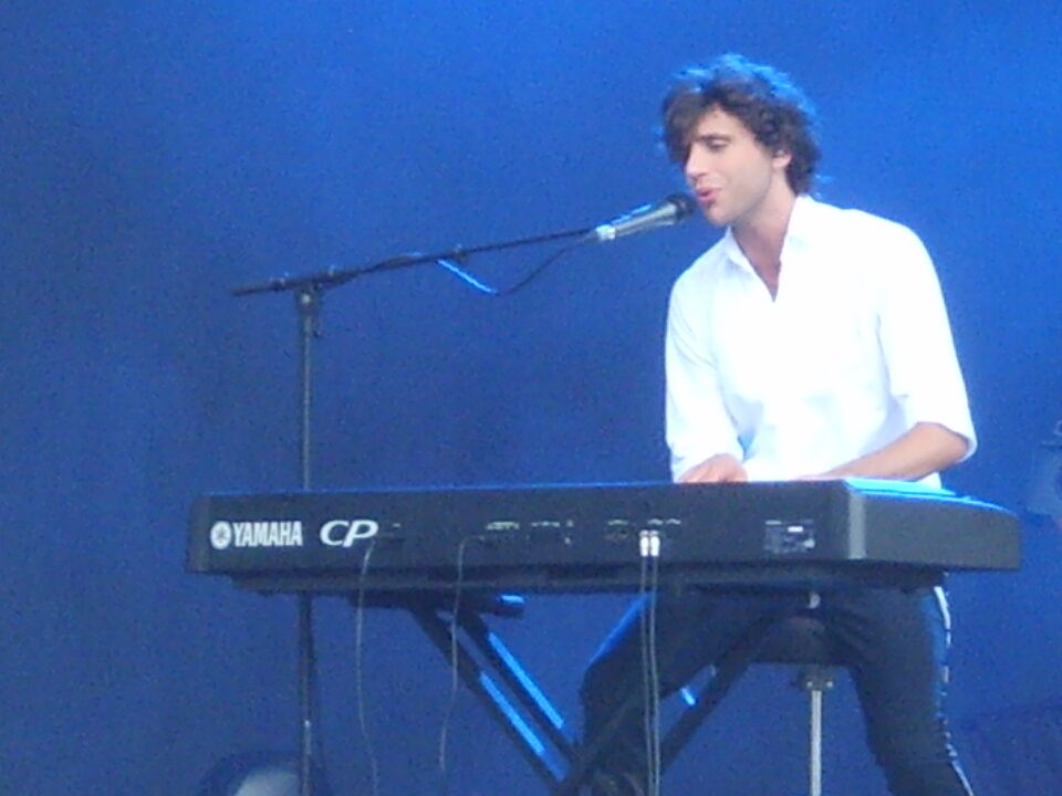 Can Mika Play Piano  