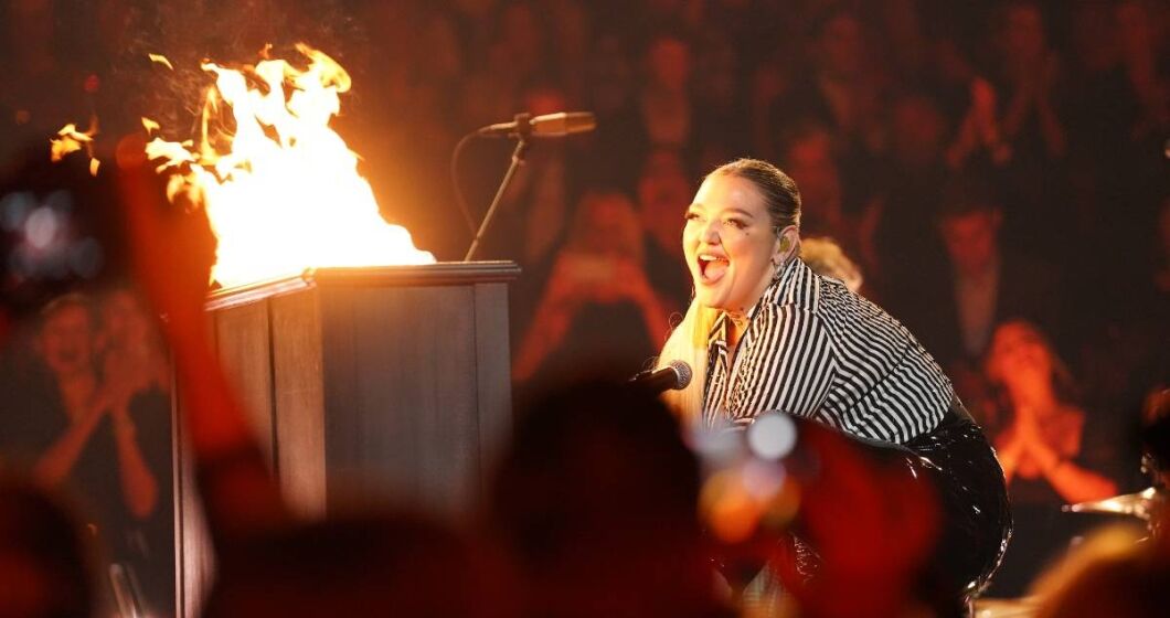 Can Elle King Play Piano