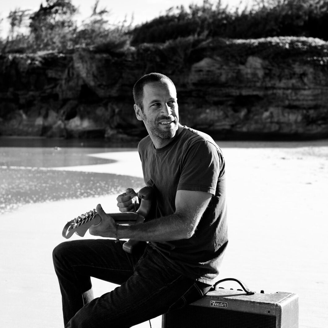 Does Jack Johnson Play Electric Guitar