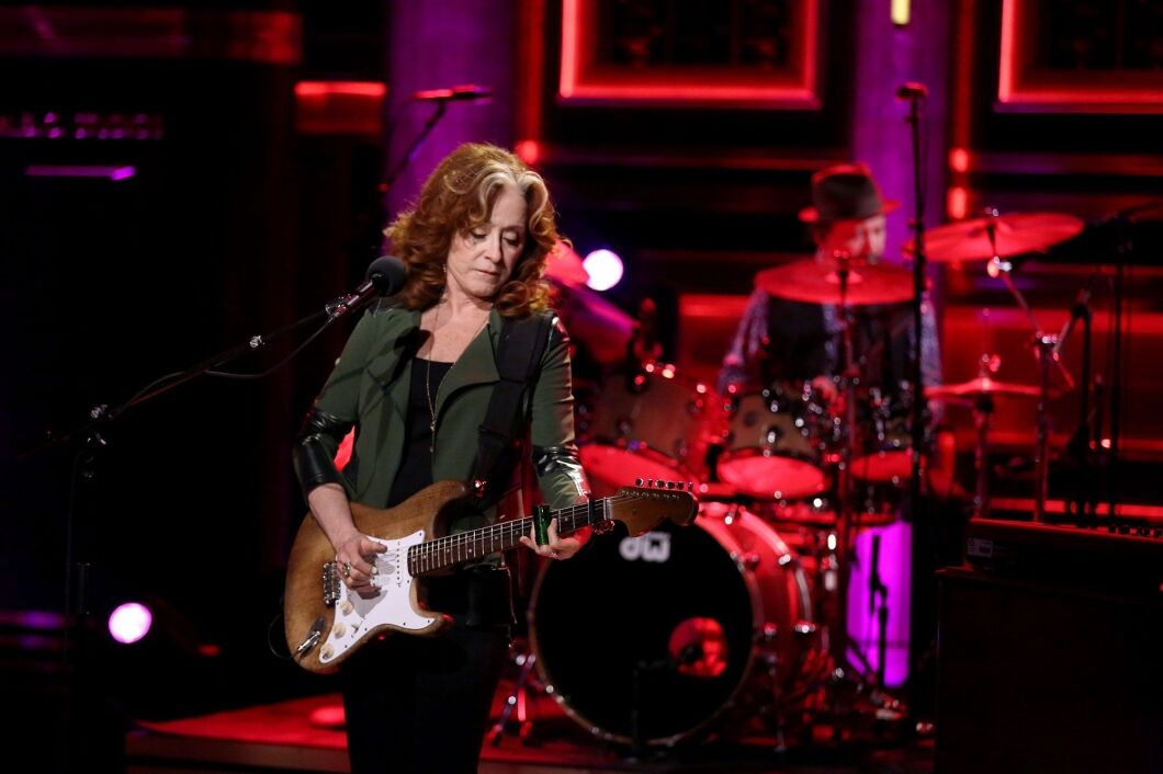 What Kind of Acoustic Guitar Does Bonnie Raitt Play